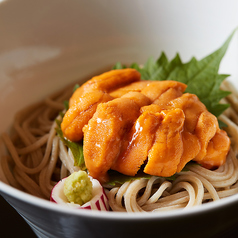 素材にこだわった蕎麦と新鮮なうにがのった生うにそば