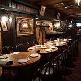 本場イギリスから直接買い付けたアンティーク家具が並ぶ、おしゃれな空間が自慢です♪琥珀色の照明が灯り、どこを切り取っても絵になる落ち着いた大人の社交場を演出◎日常を忘れて本格的なパブ文化に浸れる、名古屋伏見の隠れ家のような名店で、こだわりの内装に囲まれながら素敵なひとときをどうぞ◎