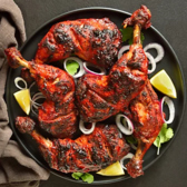 ジューシーで柔らかなチキンを使った料理が勢いぞろい！どのメニューも、鶏肉の旨味を引き出すためにこだわり抜いた調理法で仕上げています。シンプルながら奥深い味わいを楽しめるチキン料理で、心ゆくまでご堪能ください。