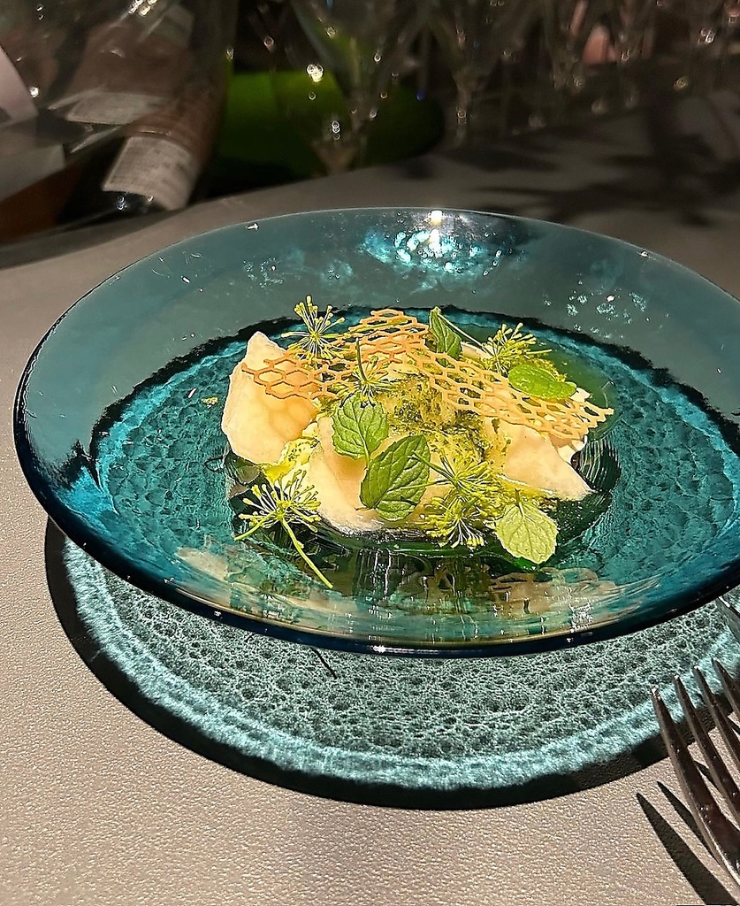 【魅力的な空間で料理とワインを楽しめるお店】お酒に合う一品料理を種類豊富にご用意しております。