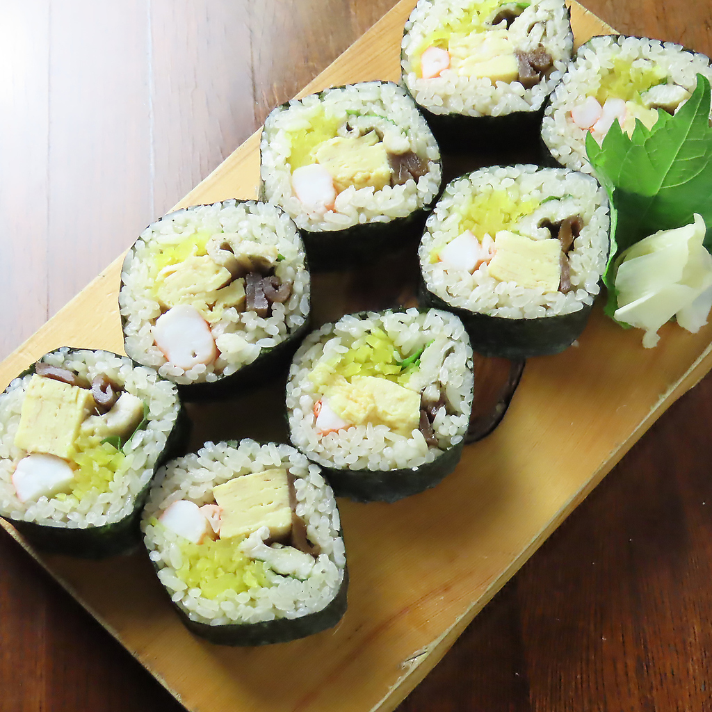 穴子、エビ、たまご…豪華な具材がぎっしり詰まった「ごっちゃ巻き」は先代考案の当店名物メニュー。