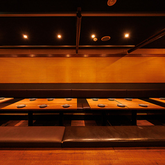 最大100名様まで店貸切に対応！大人数での飲み会や会社宴会、歓送迎会、同窓会、打ち上げなど幅広いシーンにおすすめ！開放感がありながらも落ち着いて過ごせる雰囲気で、宴会を満喫できます！