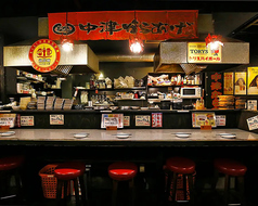カウンター席は、お一人様にもおすすめ。仕事帰りのサク飲みや気軽な食事にも立ち寄りやすく、目の前で仕上がる料理を楽しめます。出来たての一品とお好みのお酒を合わせて、ゆったりお過ごしください。
