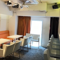 ゆったりと使える店内