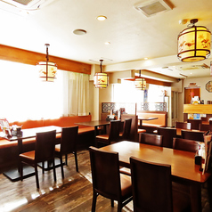 様々なシーンにご利用いただける2名様用テーブル席をご用意しております。広々とした席でファミリーや少人数の飲み会、ご友人との集まりにも最適です！