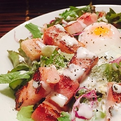 厚切りベーコンのごちそうシーザーサラダ