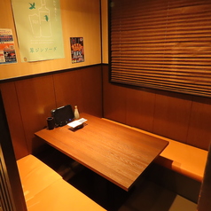 ◆ 仲間とワイワイ楽しめる、3、4名様向けテーブル席！◆ 気軽に集まって乾杯♪ 少人数で盛り上がるならココ！◆ 女子会・友人同士に大人気！ワイワイ過ごせるテーブル席◆ 美味しい料理とお酒で盛り上がれる、ちょうどいい空間◆ 気取らず楽しめる◎ カジュアル飲みにぴったり！