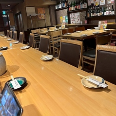 お一人様やカップルに人気のカウンター席は、オープンキッチンのライブ感を間近に感じられる特等席です。木の質感に癒されながら、スタッフとの会話を楽しんだり、静かにお酒を嗜んだりと、思い思いの時間をお過ごしいただけます。お仕事帰りのサク飲みや、デートの二軒目利用にもぜひお気軽にお立ち寄りください◎