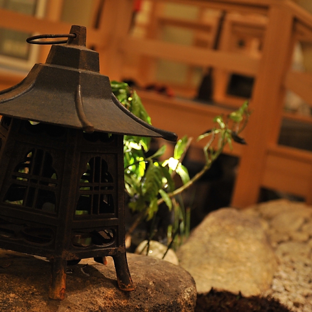 廊下の各所には京を感じさせる骨董品の数々。廊下を抜けて各個室へ…