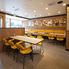 【韓国料理 ホンデポチャ 自由が丘店】清潔感あふれる明るい店内。☆時間を忘れてついつい長居してしまいそう。買い物やイベントの合間、帰り道に、お気軽にお立ち寄りください！！