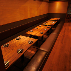 大人数の宴会に最適！足を伸ばしてくつろげる掘りごたつ席！横並びのレイアウトで会社宴会や同窓会などにもピッタリ！ゆったりとしたベンチシートで長時間でもくつろぎやすい宴会向け空間です！