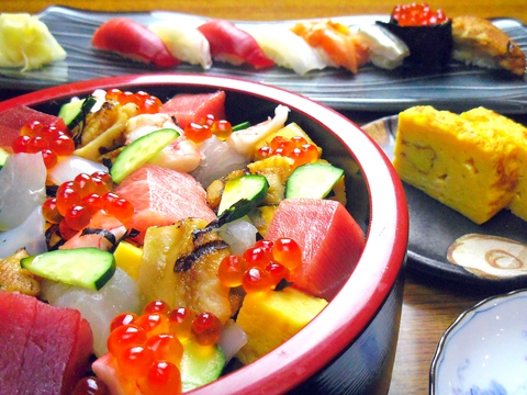 新鮮なネタを使った本格寿司が食べられる。長い一枚板で作ったカウンターが自慢。