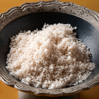 試行錯誤を重ねた塩やタレなど、こだわりの調味料を使用