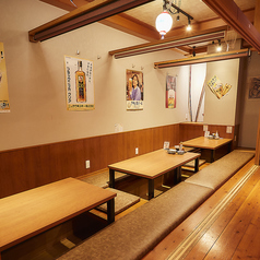 【貸切20名~可能】最大50名収容!会社全体の飲み会やイベント打ち上げ、オフ会などの大宴会にぴったりの2Fフロアをまるごと貸切できる安心空間!20名様~最大50名様まで対応可能で、他のグループを気にせず楽しめます。歓送迎会や忘年会、新年会にも!幹事特典も利用OKで、みんなに喜ばれる“大成功の貸切宴会”を。