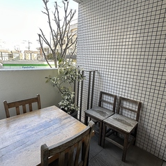 隣席がないのでほぼ半個室、実は穴場のテラス席です。心地良い外の空気を感じながらお食事をお楽しみ頂けます。