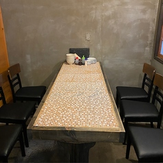 テーブル席は6名のみ御予約できます。テーブル席が埋まってる場合カウンター席になります。