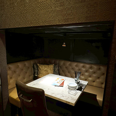 デートにぴったりなゆったりソファ席。