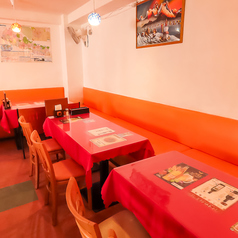 4名掛けテーブル席。繋げて8名様や12名様など、幅広い人数に対応しております。大人数でのご利用もお気軽にどうぞ。