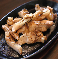 やげんなんこつ、砂ズリ、ぼんじり、鶏皮 〈レギュラー100g 880円/ビッグ200g 1680円〉