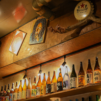 カウンター席から見える圧巻の酒棚