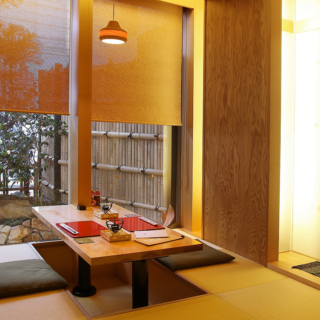 掘りごたつ席はゆったりとした広さで日頃の疲れも癒してくれる。