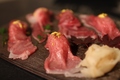 料理メニュー写真 新潟県産牛　炙り肉寿司 三貫