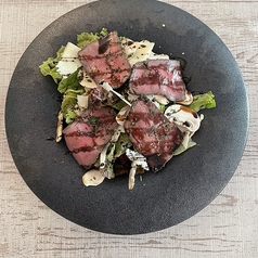 ローストビーフとマッシュルームのパルミジャーノサラダ