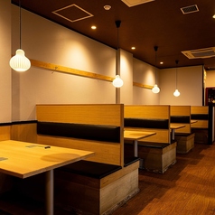 大型宴会も広々とした空間をご用意致します。明るく活気の溢れる空間は貸切でのご案内も可能です。当店の個室席は幅広いタイプを設備しております。是非ご利用ください。