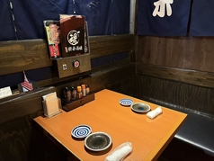 2名様でご利用いただけるテーブル席です。ちょっとしたお食事やデートにも最適です。すべてソファー席です。