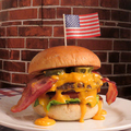 料理メニュー写真&nbsp;牛100%ベーコンチーズバーガー(ポテト付)