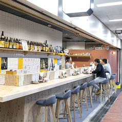 全13席の特等席。スタッフとの会話や調理のライブ感を楽しみつつ、至福の一杯を。