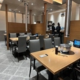 少人数での飲み会やご友人同士でのお食事にぴったりな、落ち着いた雰囲気の空間となっております。お仕事帰りや週末のお出かけの際など、様々なシーンに合わせてお気軽にご利用いただけます。リラックスできる素敵な店内で、美味しいお食事とともに会話に花を咲かせながら、ゆっくりと楽しいひとときをお過ごしください◎