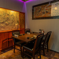 【雰囲気抜群の店内】仲間同士での集まりや、仕事帰りの軽い飲み会、家族との食事など、様々なシーンにマッチする万能な空間です。テーブル同士の間隔にも配慮し、周囲を気にせず自分たちの時間を楽しめる“ちょうどいい距離感”を大切にしています。温かみある木の素材やインテリアが親しみやすい雰囲気を演出します。