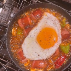 ソーセージと目玉焼きのアヒージョ風オイル (バケットつき)