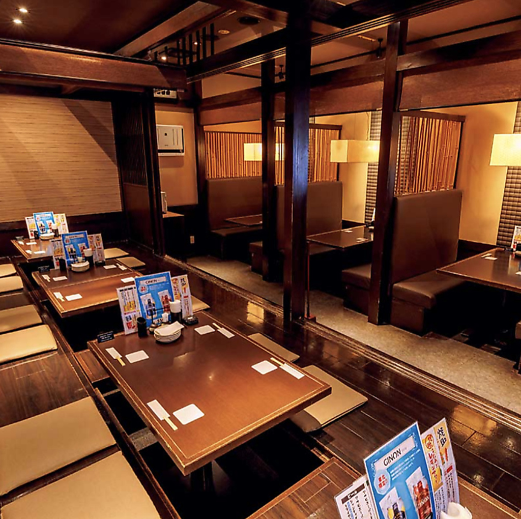 くつを脱いでゆったりくつろげる、掘りごたつは暖簾で仕切られ4名から最大24名様迄ＯＫ