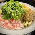 料理メニュー写真&nbsp;テールスープ仕立て(冬季限定11月～)三元豚の豚バラセリ鍋