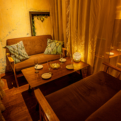 クロスオーバーカーテンで仕切られた当店自慢の個室です。周りに気兼ねなく楽しくお食事やお飲物をお楽しみください。