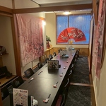 洗練された落ち着いた雰囲気の店内。活気がありながらもゆったりと過ごせる特別な日に最適な空間◎