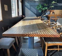 6名で座れる大きなテーブルが3卓ございます♪