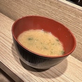 【ランチも営業中】ランチ営業もしております！平日限定で昼の定食をご用意！ご飯、お味噌汁、お漬物お代わり無料です！木を基調とした落ち着きがありながらも明るい雰囲気の店内で、目の前で揚げられた天ぷらをそのまま熱々でお召し上がりいただけます。2、4、6名様のテーブル席をご用意しております！