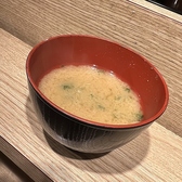 【ランチも営業中】ランチ営業もしております!平日限定で昼の定食をご用意!ご飯、お味噌汁、お漬物お代わり無料です!木を基調とした落ち着きがありながらも明るい雰囲気の店内で、目の前で揚げられた天ぷらをそのまま熱々でお召し上がりいただけます。2、4、6名様のテーブル席をご用意しております!