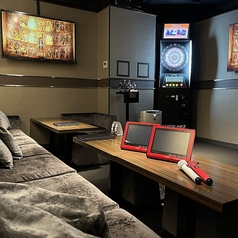 【ダーツ＆カラオケ個室】『ダーツライブ２』最大2台と、カラオケも同時利用可能の完全個室！大人気のお部屋です☆最大15名様まで着席可能の広々スペースで、ゆったりお過ごしいただけます♪是非、気軽に立ち寄ってダーツを楽しんでみてください！