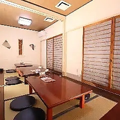 座敷個室は、4名から20名まで対応可能な広々とした空間です。友達との集まりや家族の食事会にもぴったりの環境で、和の趣を感じながらリラックスできます。座敷のスタイルは、ゆったりとした雰囲気を演出し、心地よい時間を提供します。お料理を楽しみながら、思い出に残るひとときをお過ごしください。