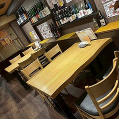 少人数でのご宴会や、ご友人とのお食事に最適なテーブル席をご用意しております。温かみのある照明の下、落ち着いて会話を楽しめるレイアウトとなっており、女子会や親睦会にもぴったりです 。自慢の肉料理を囲みながら、賑やかで楽しいひとときを。人数に合わせたお席の調整も承りますので、お気軽にご相談ください♪