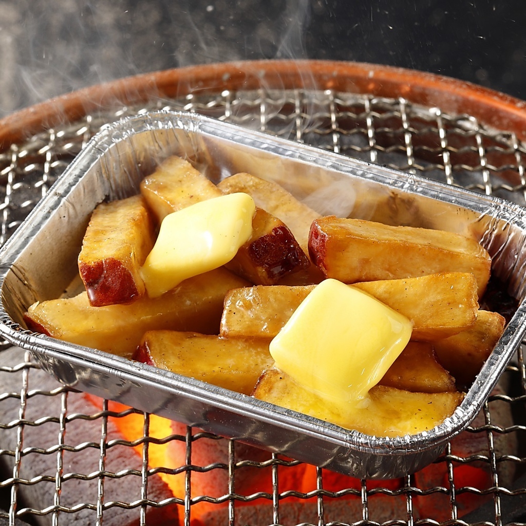 蜜おさつバターは焼けるほどに甘みが増し、バターのコクがしみ込むしあわせの味★焼肉の合間に是非♪