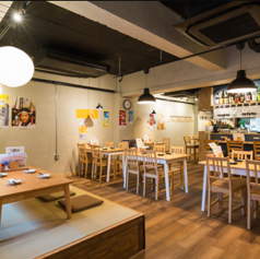 【テーブル席　全14席】テーブルやイスの間隔にはゆとりがあり、開放的な店内でゆったりとお過ごしいただけます。仕事終わりの飲み会や女子会などお気軽にご利用ください。