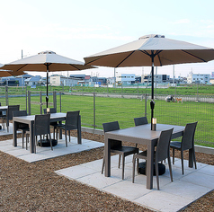 《夏季限定》開放感たっぷりのテラス席が4月よりオープンいたします。心地よい風を感じながら楽しむランチや、青空の下での贅沢な昼飲みは格別なひととき。ドッグラン併設のエリアですが、一般のお客様もカフェやバーとして自由にご利用いただけます。