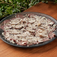 トリュフ香るふわふわチーズと牛肉のカルパッチョ