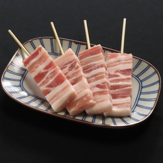 炭香る自慢の一本！ジューシーな脂の甘みと旨味が口いっぱいに広がる、博多の夜に欠かせない極上の豚バラ。