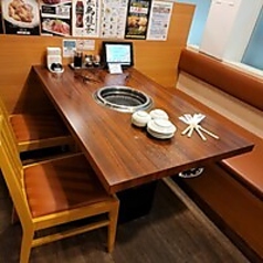 【2名様からご利用可能な席】デートや仕事帰りのカジュアルな飲み会などにおすすめ。明るくにぎやかな店内は、お誕生日やご友人との飲み会にもおすすめです。焼肉牛星こだわりのお肉と厳選したお酒をゆっくりお楽しみいただける寛ぎ空間となっております。
